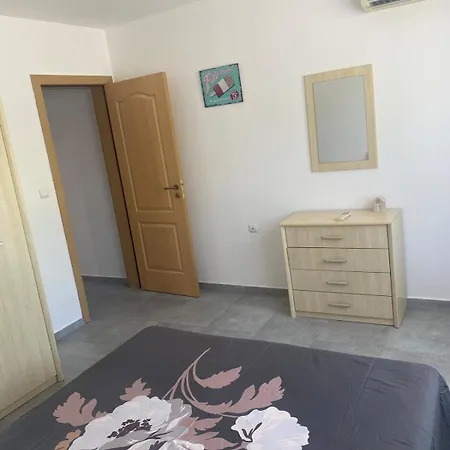 Beachfront, 2 Bed With Sea Views Elenite