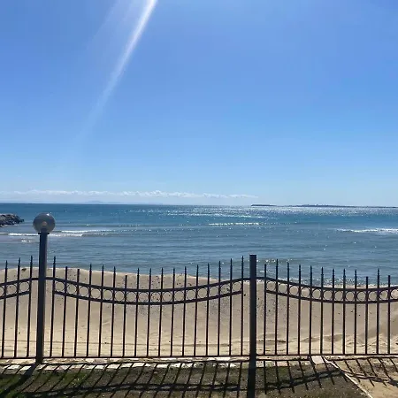 Appartement Beachfront, 2 Bed With Sea Views